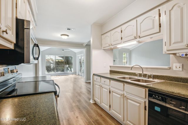 92 Hunter Drive, Ocean Springs, MS 39564