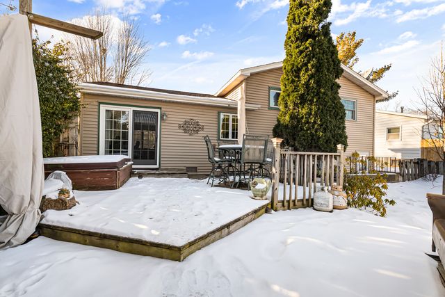 325 Hillandale Drive, Round Lake, IL 60073