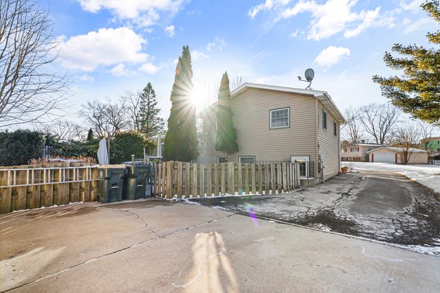 325 Hillandale Drive, Round Lake, IL 60073