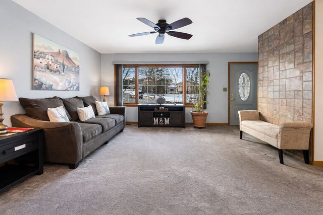 325 Hillandale Drive, Round Lake, IL 60073