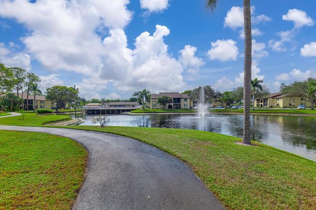 128 Lake Pine Circle B-1, Greenacres, FL 33463