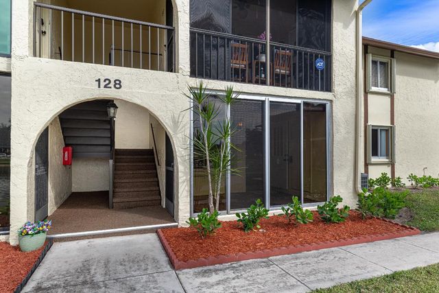 128 Lake Pine Circle B-1, Greenacres, FL 33463