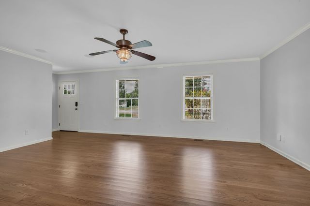 106 Sherrolyn Ct, Burns, TN 37029