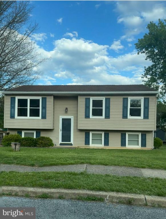 1589 VESTA DR, Harrisburg, PA 17112