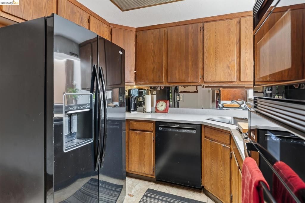 Image 11 of property listing at 8975 Golf Links Rd, Oakland, CA 94605