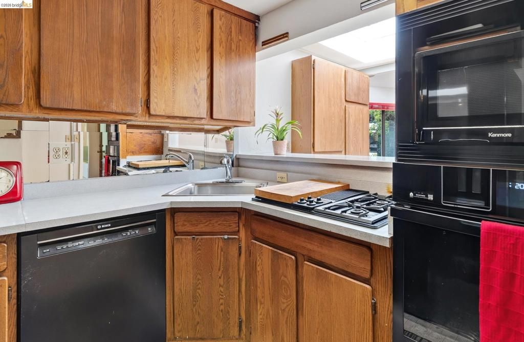 Image 12 of property listing at 8975 Golf Links Rd, Oakland, CA 94605