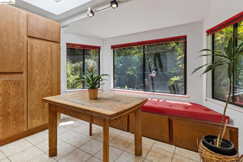 Image 13 of property listing at 8975 Golf Links Rd, Oakland, CA 94605