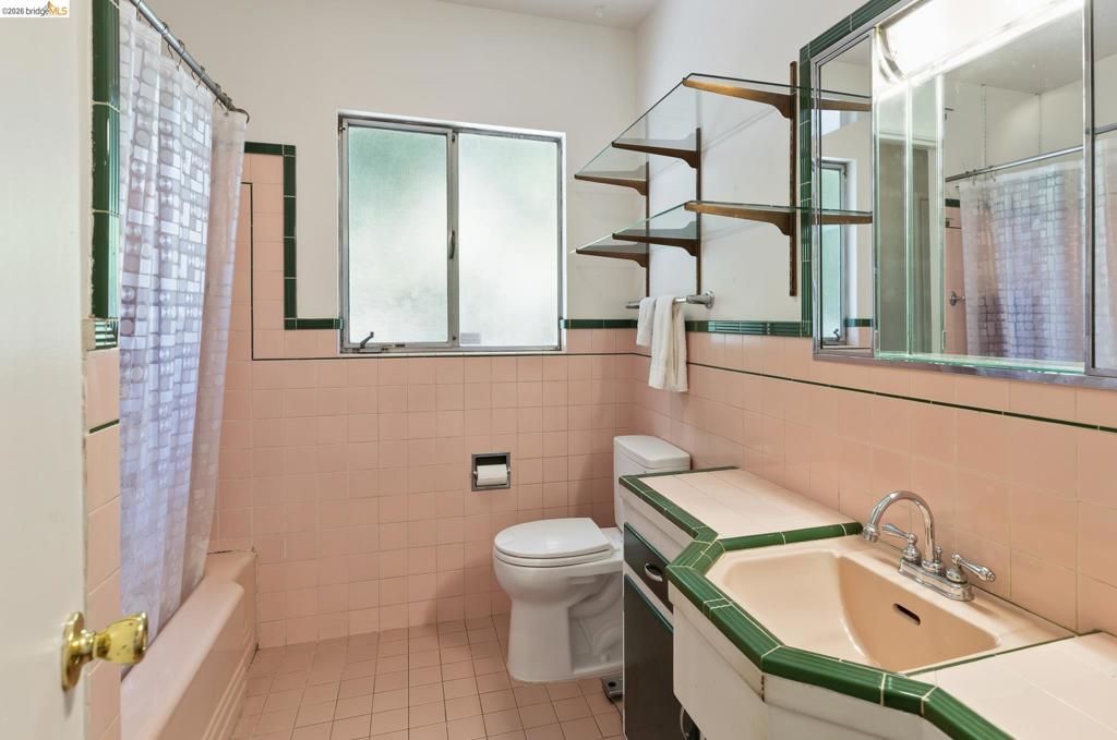 Image 20 of property listing at 8975 Golf Links Rd, Oakland, CA 94605