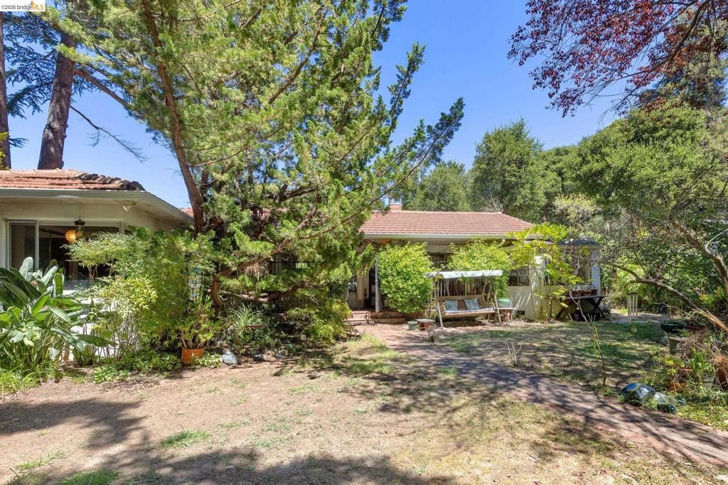 Image 23 of property listing at 8975 Golf Links Rd, Oakland, CA 94605