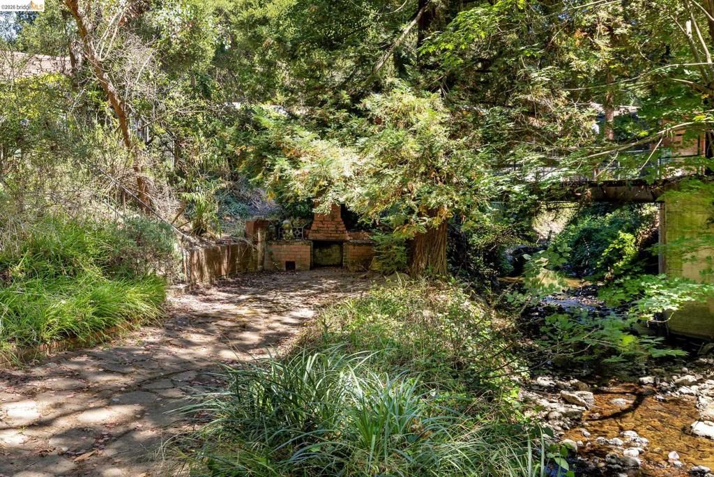 Image 25 of property listing at 8975 Golf Links Rd, Oakland, CA 94605