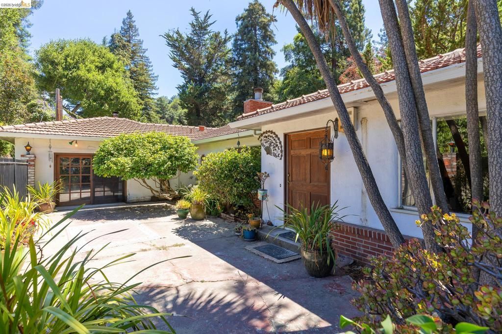 Image 3 of property listing at 8975 Golf Links Rd, Oakland, CA 94605