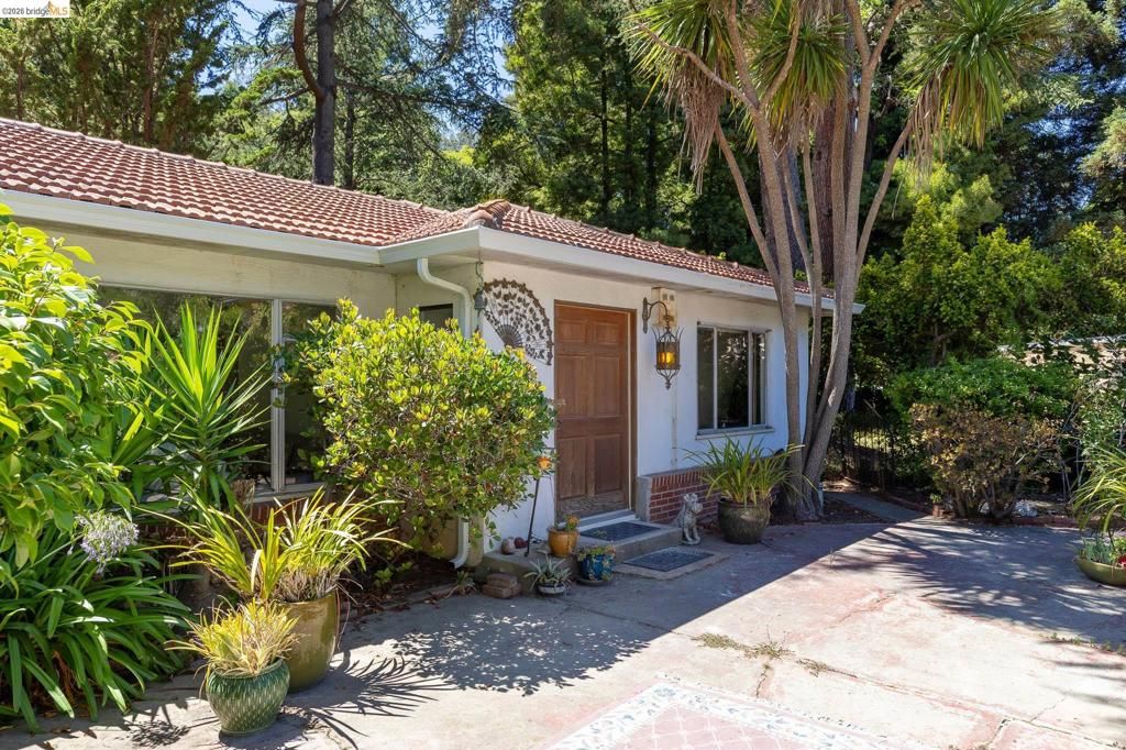 Image 4 of property listing at 8975 Golf Links Rd, Oakland, CA 94605