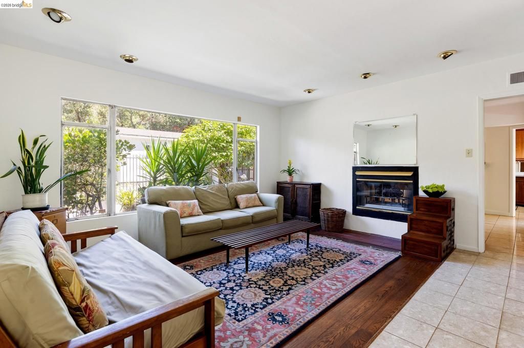 Image 6 of property listing at 8975 Golf Links Rd, Oakland, CA 94605