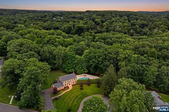 29 Sunrise Lane, Upper Saddle River, NJ 07458