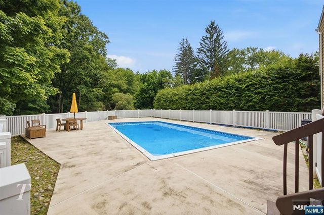 29 Sunrise Lane, Upper Saddle River, NJ 07458