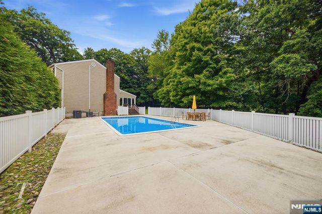 29 Sunrise Lane, Upper Saddle River, NJ 07458