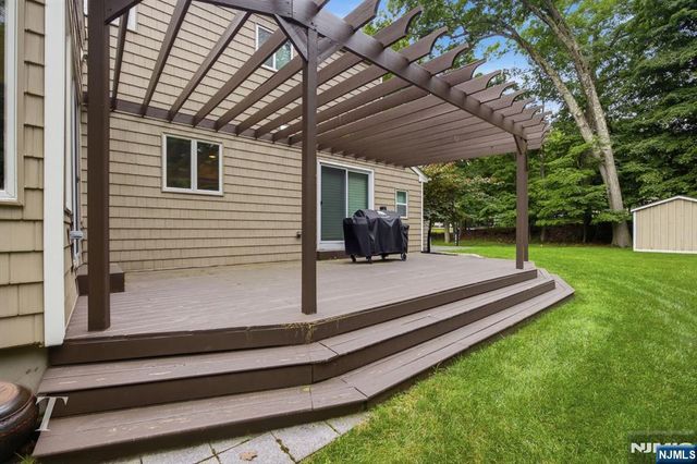 29 Sunrise Lane, Upper Saddle River, NJ 07458