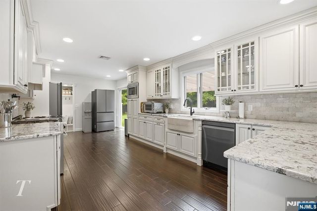 29 Sunrise Lane, Upper Saddle River, NJ 07458