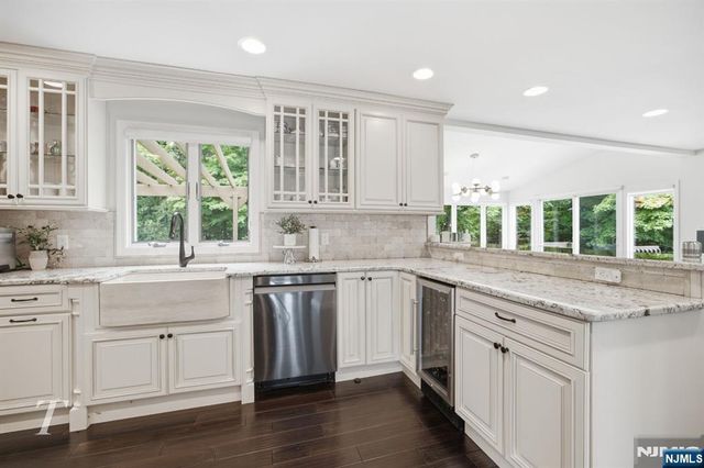 29 Sunrise Lane, Upper Saddle River, NJ 07458
