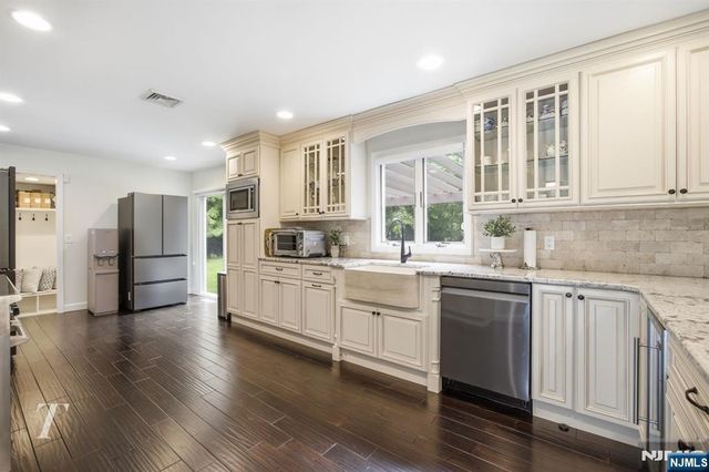 29 Sunrise Lane, Upper Saddle River, NJ 07458