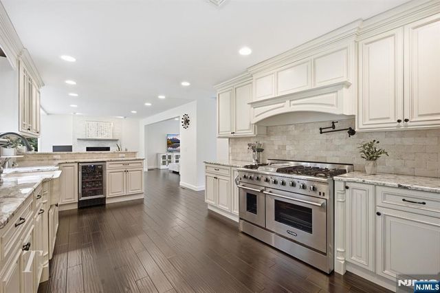 29 Sunrise Lane, Upper Saddle River, NJ 07458