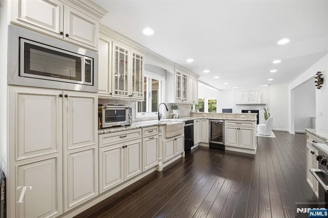 29 Sunrise Lane, Upper Saddle River, NJ 07458