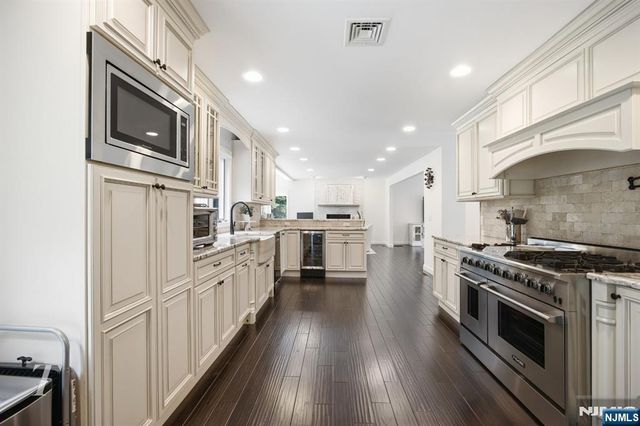 29 Sunrise Lane, Upper Saddle River, NJ 07458