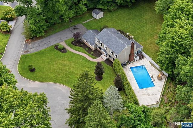 29 Sunrise Lane, Upper Saddle River, NJ 07458