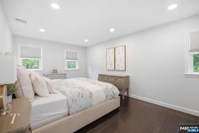 29 Sunrise Lane, Upper Saddle River, NJ 07458