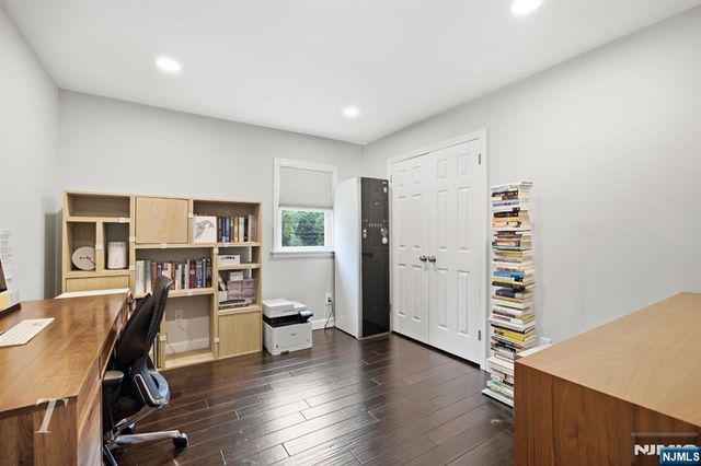 29 Sunrise Lane, Upper Saddle River, NJ 07458