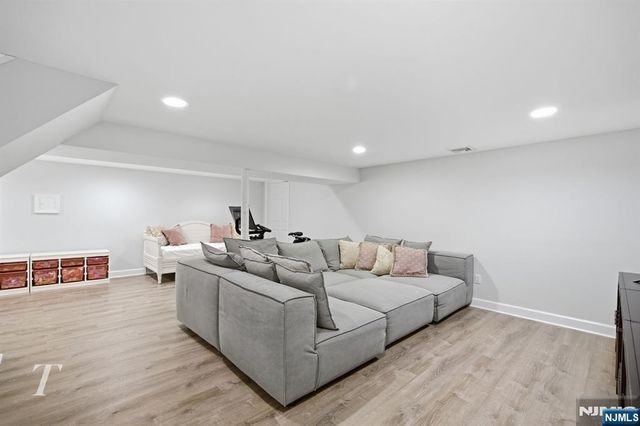 29 Sunrise Lane, Upper Saddle River, NJ 07458