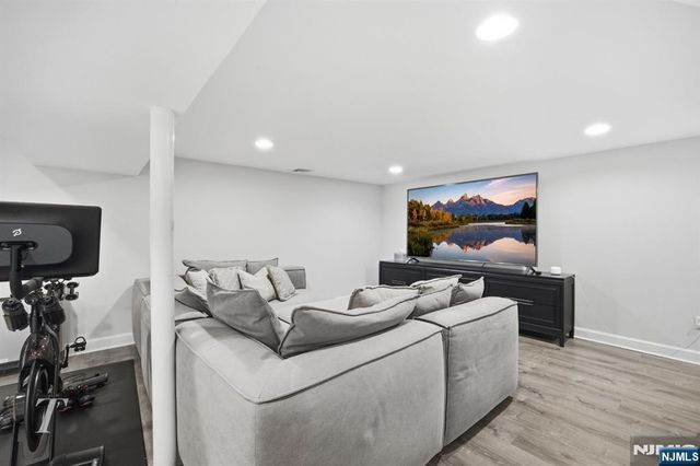 29 Sunrise Lane, Upper Saddle River, NJ 07458