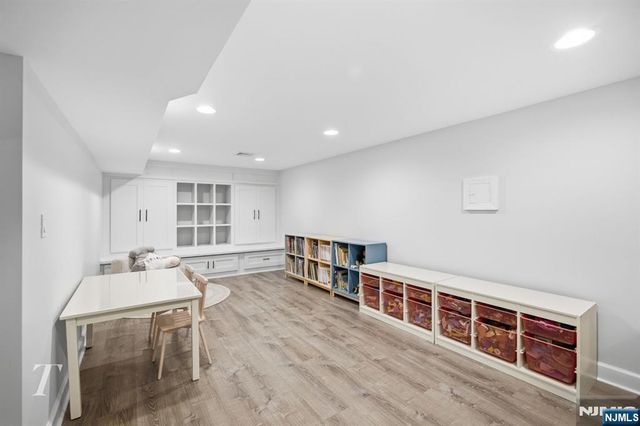29 Sunrise Lane, Upper Saddle River, NJ 07458