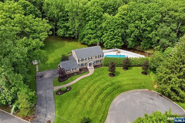 29 Sunrise Lane, Upper Saddle River, NJ 07458