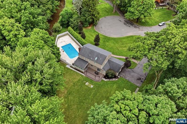 29 Sunrise Lane, Upper Saddle River, NJ 07458