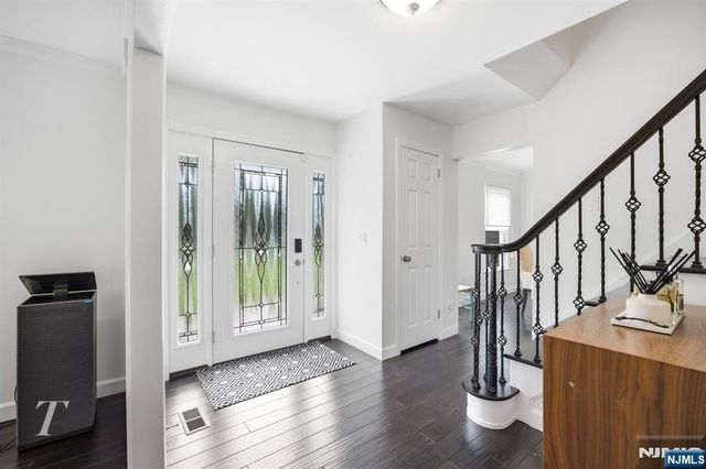29 Sunrise Lane, Upper Saddle River, NJ 07458