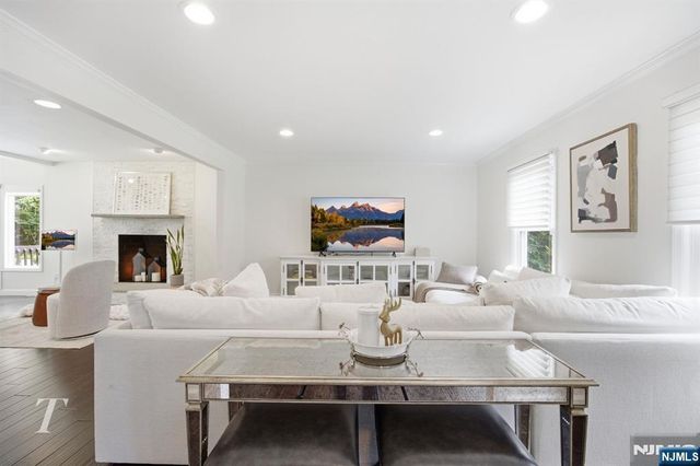 29 Sunrise Lane, Upper Saddle River, NJ 07458