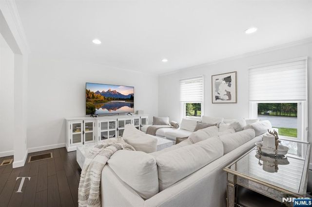 29 Sunrise Lane, Upper Saddle River, NJ 07458
