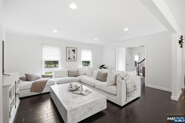 29 Sunrise Lane, Upper Saddle River, NJ 07458