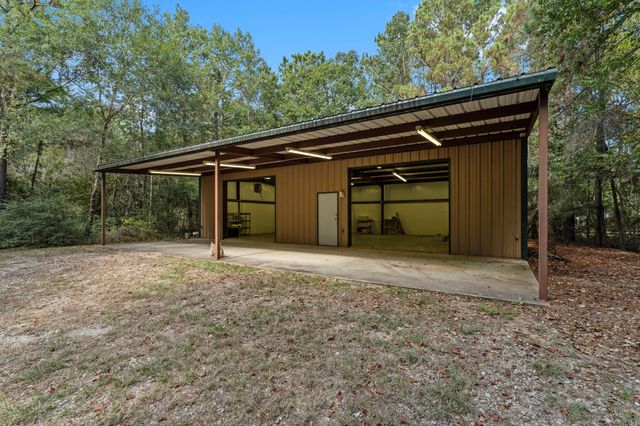 102 Forest Wind Court, Montgomery, TX 77316