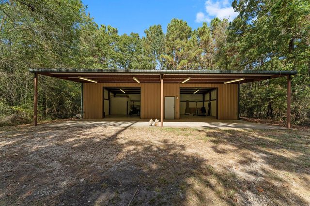 102 Forest Wind Court, Montgomery, TX 77316