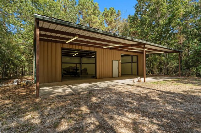 102 Forest Wind Court, Montgomery, TX 77316