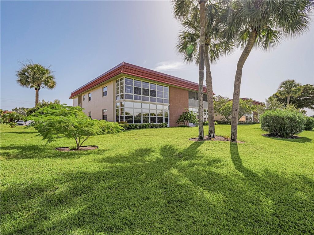 106 Spring Lake Court 201, Vero Beach, FL 32962