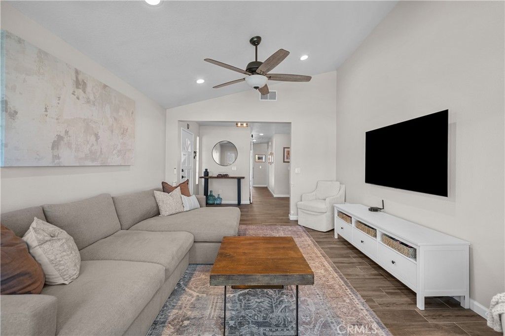 Image 5 of property listing at 28518 Victoria, Castaic, CA 91384