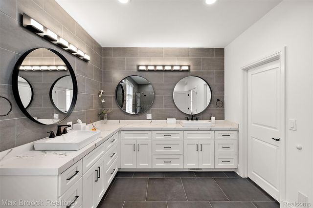7515 Hiddenbrook Lane, Bloomfield Charter Township, MI 48301