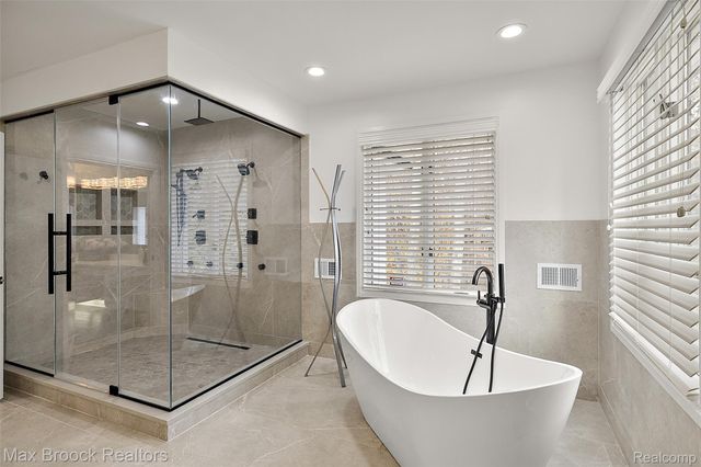 7515 Hiddenbrook Lane, Bloomfield Charter Township, MI 48301