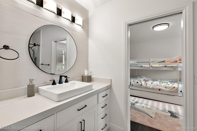 7515 Hiddenbrook Lane, Bloomfield Charter Township, MI 48301