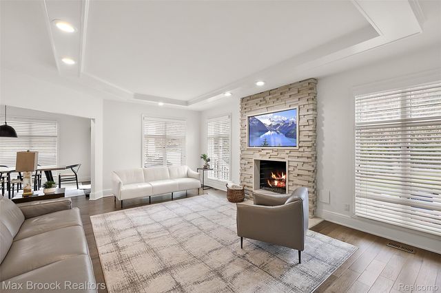 7515 Hiddenbrook Lane, Bloomfield Charter Township, MI 48301