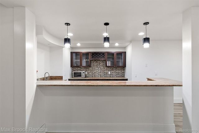 7515 Hiddenbrook Lane, Bloomfield Charter Township, MI 48301
