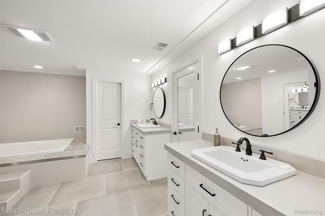 7515 Hiddenbrook Lane, Bloomfield Charter Township, MI 48301